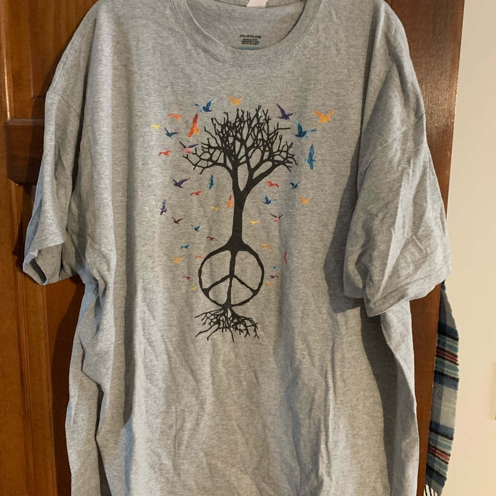 Hanes 3X t-shirt! Cute bird and peace sign detail.